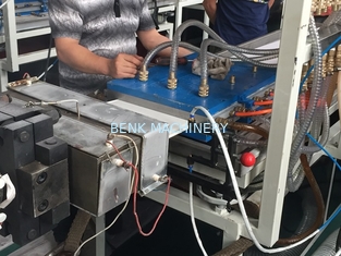 Máquina de la protuberancia del panel de techo del PVC del ahorro de energía, cadena de producción del perfil del PVC